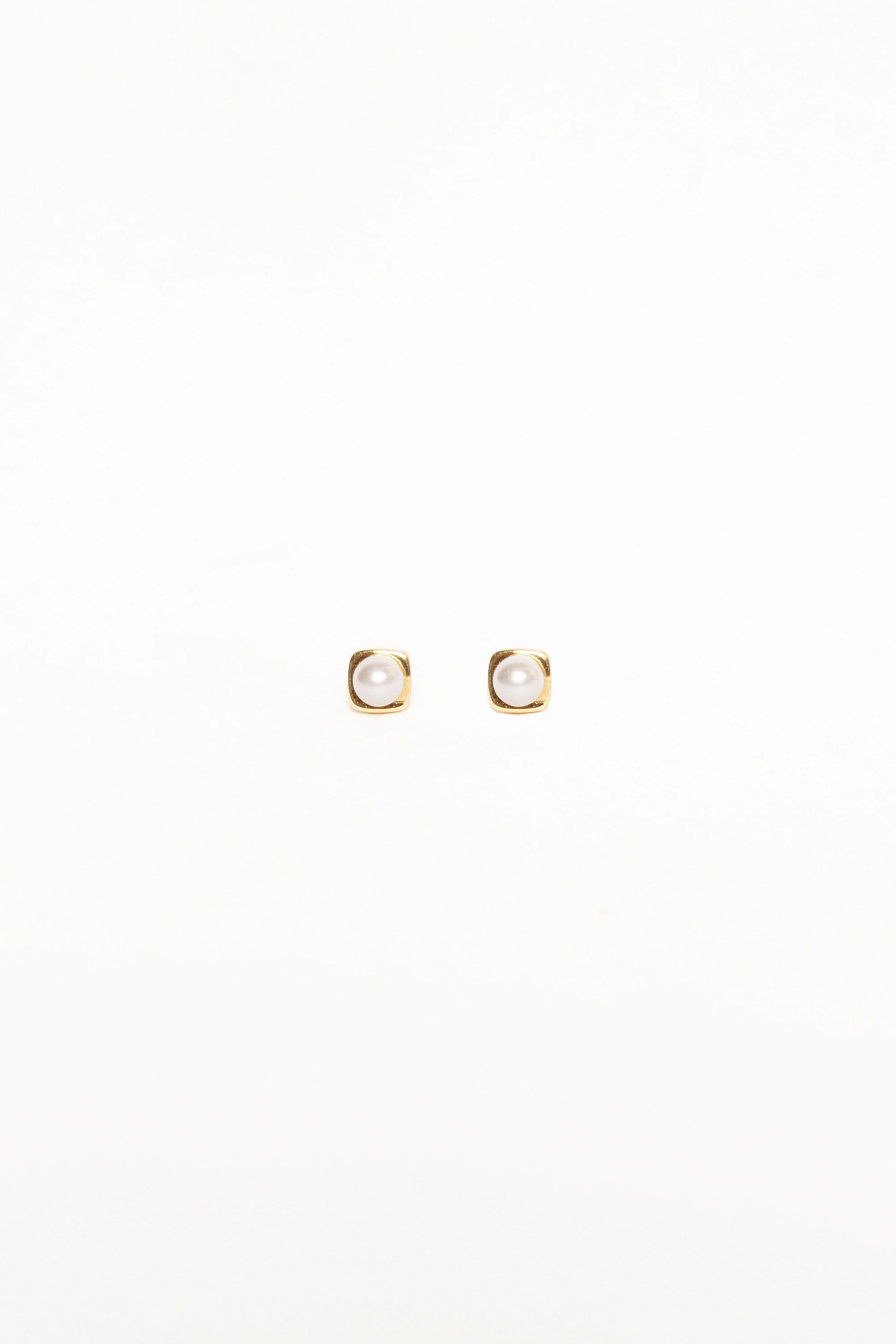 Helene Stud Earrings - Gold/Pearl